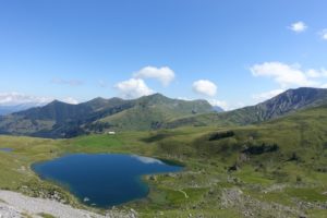 Blick auf den Seefeldsee aus der Höhe bei der Wanderung zum Mittelpunkt der Schweiz