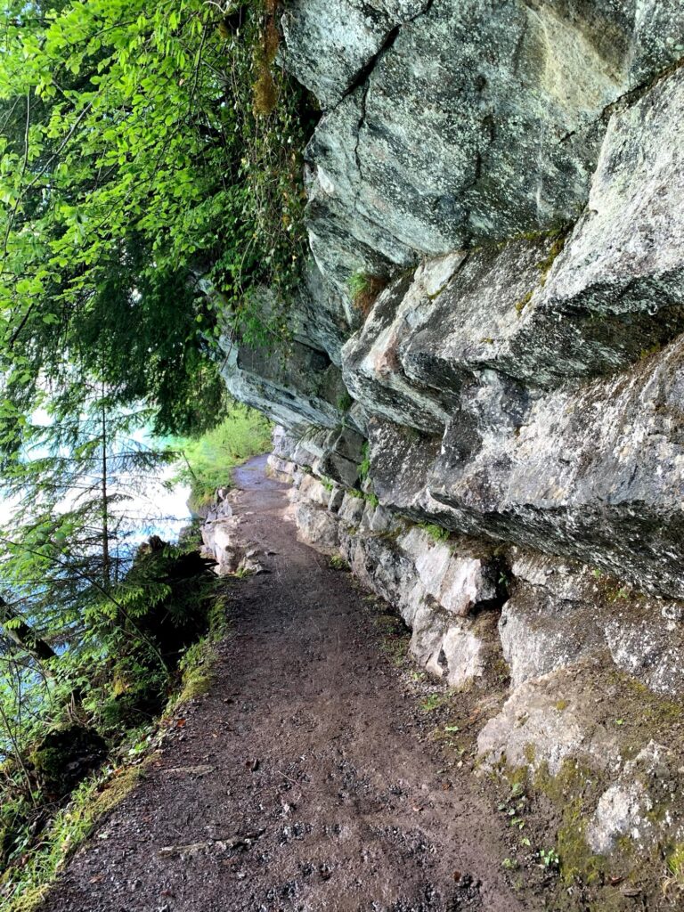 Wanderweg von Iseltwald nach Giessbach am Brienzersee im Berner Oberland