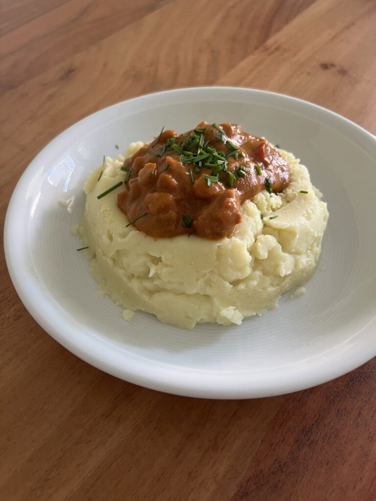 Veganes Gulasch mit Kartoffelpüree – Löwenanteil Klassiker