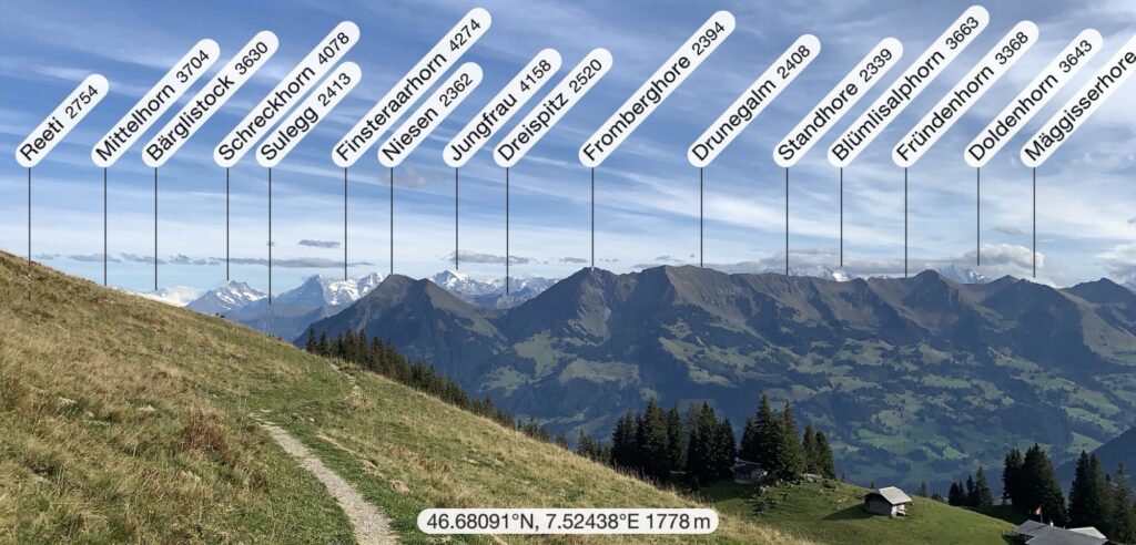 Panoramablick mit Beschriftung der Gipfelkette vom Gantrisch bis zur Chrummenfadenflue oberhalb des Oberstockensees.
