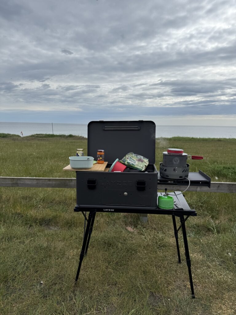 Layzee Kochbox mit Kochutensilien – kompakte Lösung für Camperküche