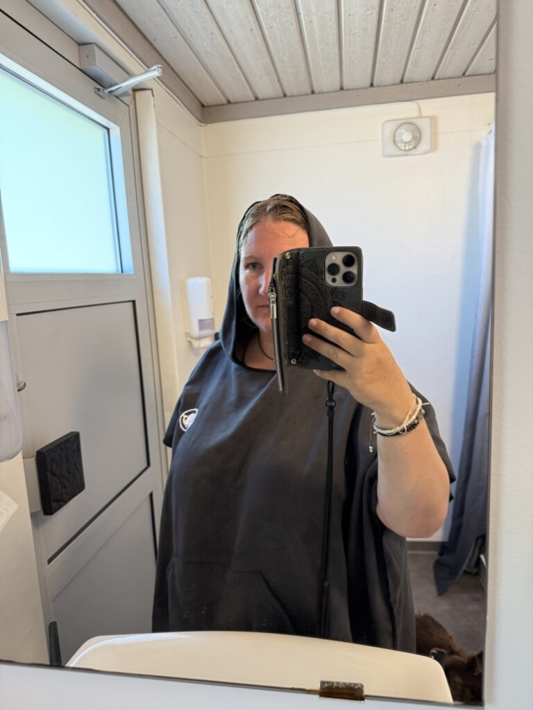 Mikrofaser-Poncho nach dem Duschen – schnelles Abtrocknen und warm einpacken im Camper