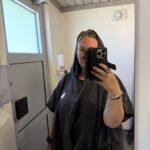 Kompakte Campingtoilette mit wenig Ablagefläche; ein Reise-Poncho erweist sich als praktischer Helfer unterwegs