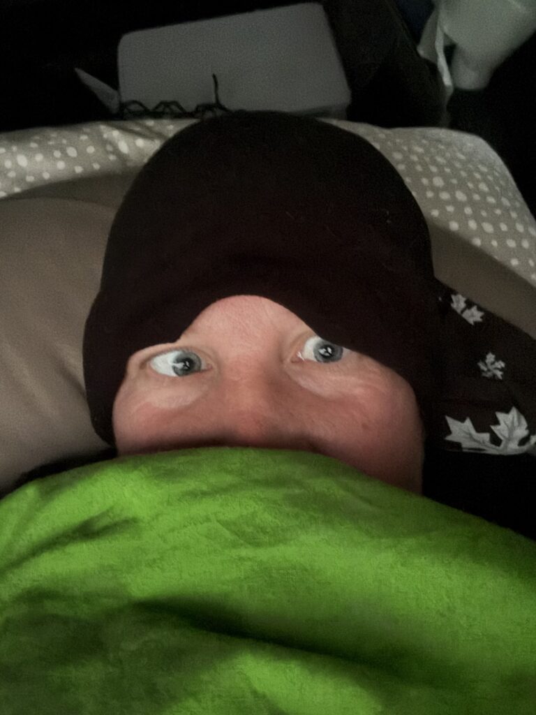 Buff Tuch im Camperbett getragen – gemütlicher Begleiter für unterwegs