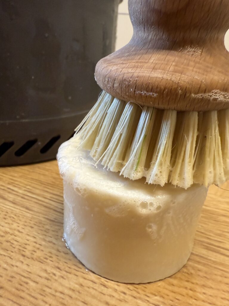 festes Spülmittel von hello simple – platzsparend und auslaufsicher im Camper“