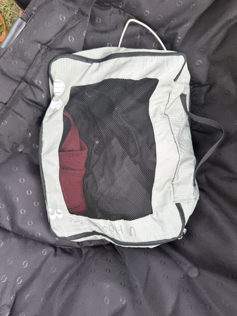 Praktische Packwürfel im Camper – Ordnung für Kleidung und Zubehör