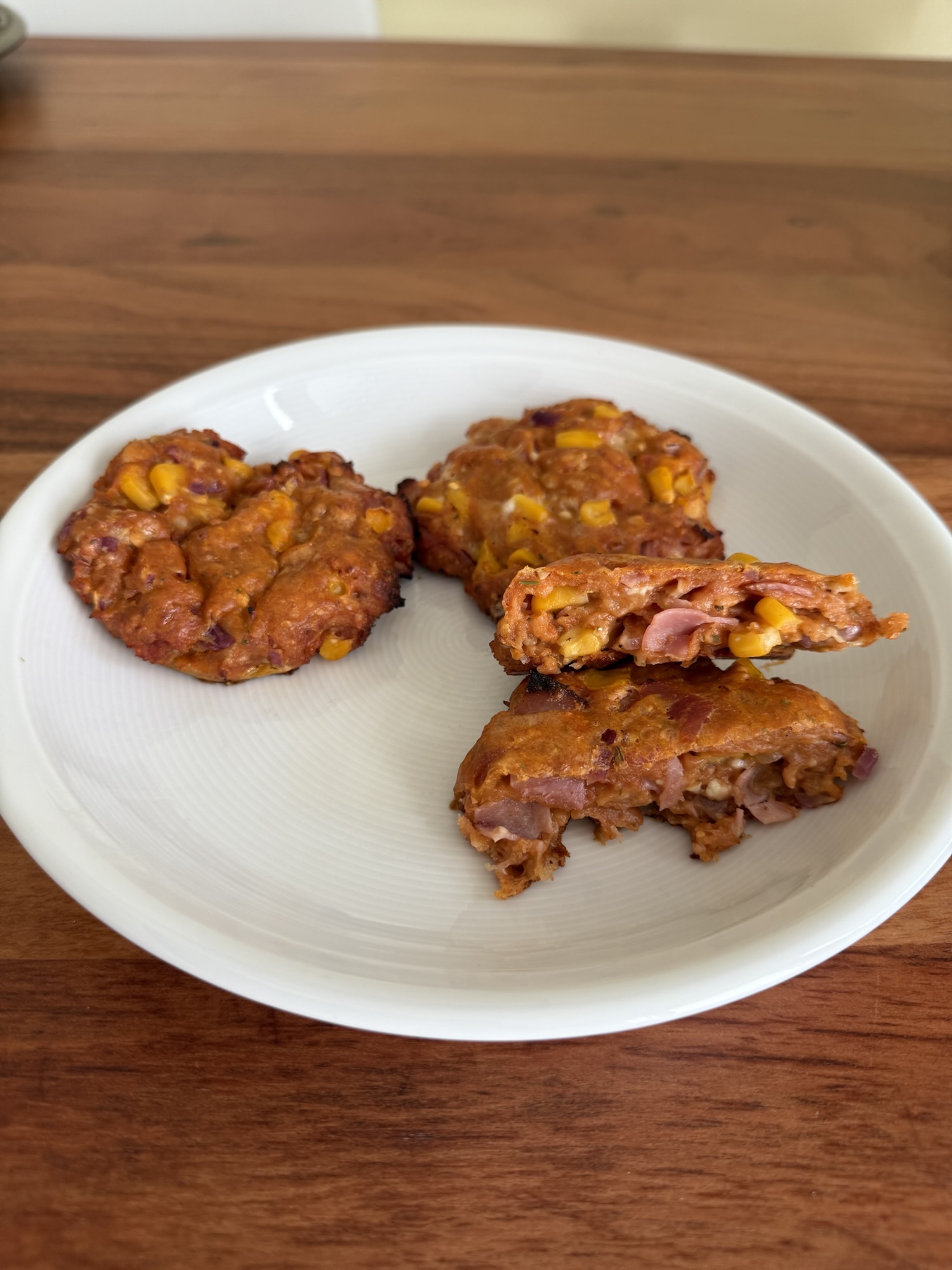 Frisch gebackene High Protein Pizza Taler mit Skyr, Magerquark und Dinkelmehl – goldbraun, saftig und perfekt als gesunder Snack unterwegs.