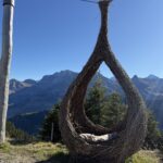 Grosse Nest-Schaukel aus Weidengeflecht – Rastplatz mit Aussicht auf die umliegenden Berge bei der Vogel-Lisi-Route.