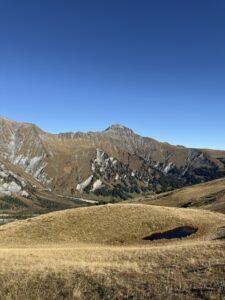 Blick über das Hochplateau mit kleinem Bergteich – gegenüber markante Felsstrukturen der Engstligenalp-Region.