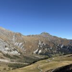 Kontrastreiche Landschaft mit Felsen und Alpwiesen – der Weg führt entlang des Bergrückens zwischen Adelboden und Lenk.
