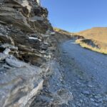 Detailaufnahme von Felsstrukturen am Wanderweg – geschichtete Gesteinsformationen entlang des Blumenwegs bei Silerbüh