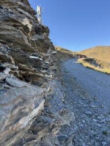 Detailaufnahme von Felsstrukturen am Wanderweg – geschichtete Gesteinsformationen entlang des Blumenwegs bei Silerbüh