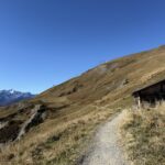 Wanderweg mit Berghütte am Hang – ruhige Raststelle mit Aussicht auf das Engstligental und die umliegenden Gipfel.