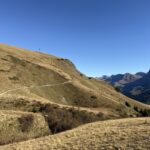 Wanderweg durch goldene Alpweiden – sanfte Hügel und klare Sicht über das Engstligental Richtung Silerbühl.