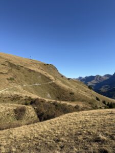 Wanderweg durch goldene Alpweiden – sanfte Hügel und klare Sicht über das Engstligental Richtung Silerbühl.