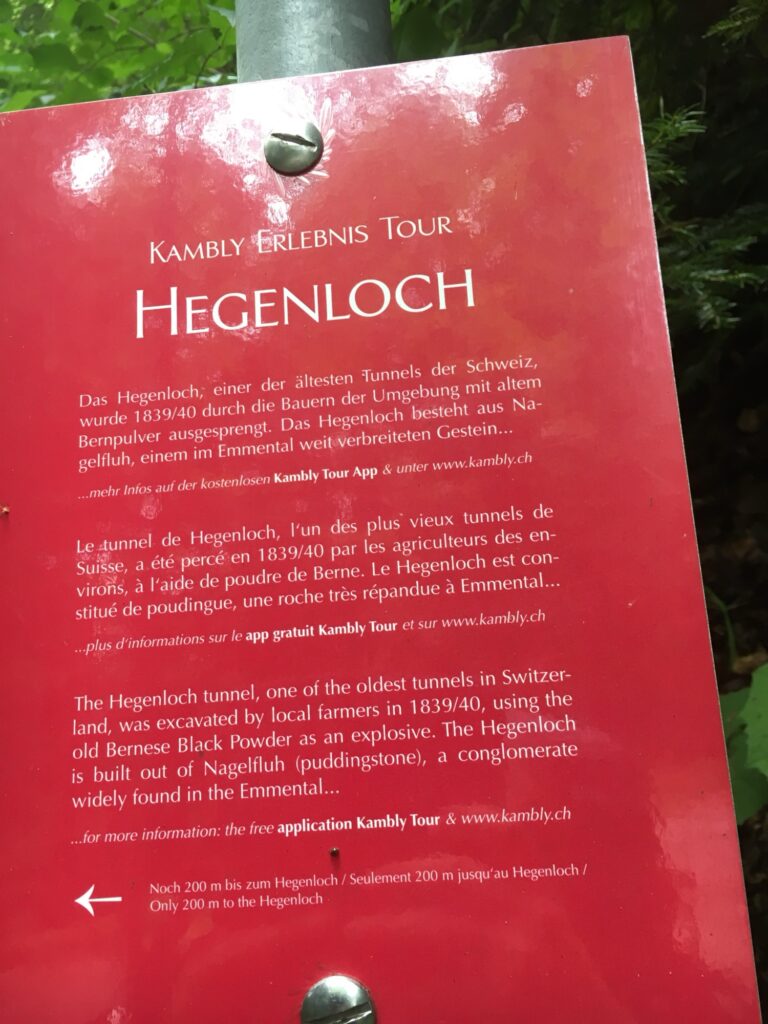 Infotafel zur Kambly Erlebnis Tour beim Hegenloch – einer der ältesten Tunnel der Schweiz.