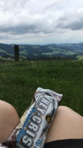 Kurze Rast mit Blick über die Hügel des Emmentals – eine Proteinriegel-Pause mit Aussicht.