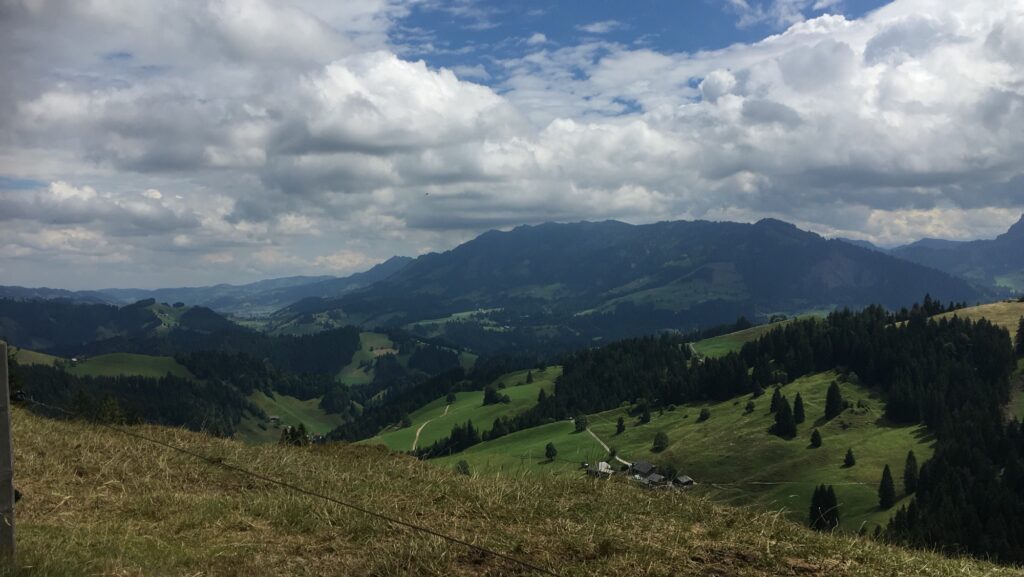Aussicht Wachthubel: Weite Sicht über grüne Hügel, Wälder und Täler des Emmentals unter einer Wolkendecke.
