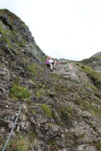 Steiler, felsiger Abschnitt mit Fixseil auf dem anspruchsvolleren Teil der Wanderung First–Axalp.