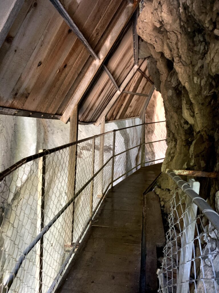Überdachter Holzsteg führt durch den mittleren Abschnitt der Cholerenschlucht Adelboden.
