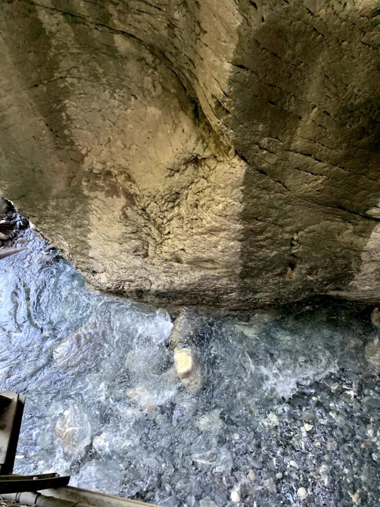 Klares Wasser fliesst durch die schmalen Felsen der Cholerenschlucht Adelboden.