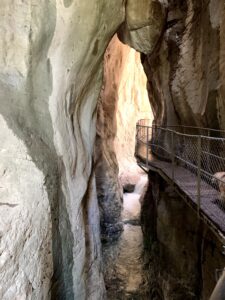 Enge Passage mit Steg entlang der Felswand in der Cholerenschlucht Adelboden.