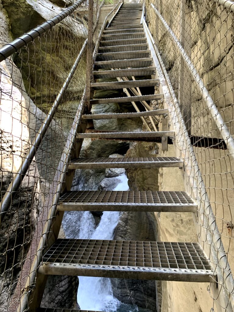 Metalltreppe mit Gitterstufen führt entlang der Felswand in der Cholerenschlucht Adelboden.