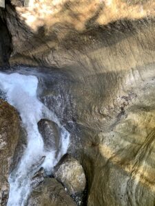 Nahaufnahme des Wassers, das über helle Felsen in der Cholerenschlucht stürzt.