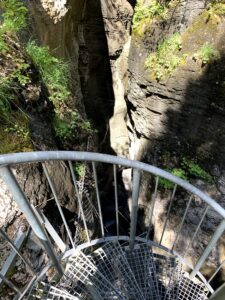 Blick hinunter durch die Wendeltreppe auf die steilen Felswände der Cholerenschlucht.