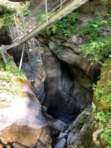 Metalltreppe und Steg führen in die Tiefe der Cholerenschlucht.