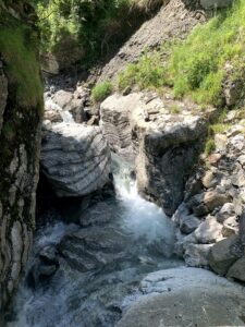 Tosendes Wasser fliesst durch schmale Felsspalten in der Cholerenschlucht Adelboden.