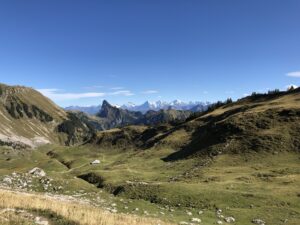 Weite Aussicht über die Gantrischregion mit Alpwiesen und Bergkuppen – Blick bis zu den Berner Alpen.