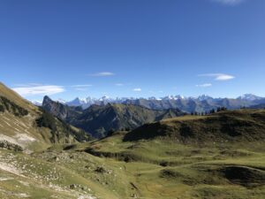 Panoramablick vom Gantrischgebiet über die Voralpen bis zu Eiger, Mönch und Jungfrau – Wanderung Morgetepass.