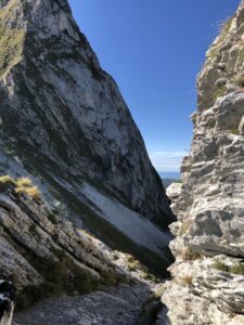 Schmale Felsrinne am Morgetepass mit Blick auf die steilen Wände des Gantrischgebiets.