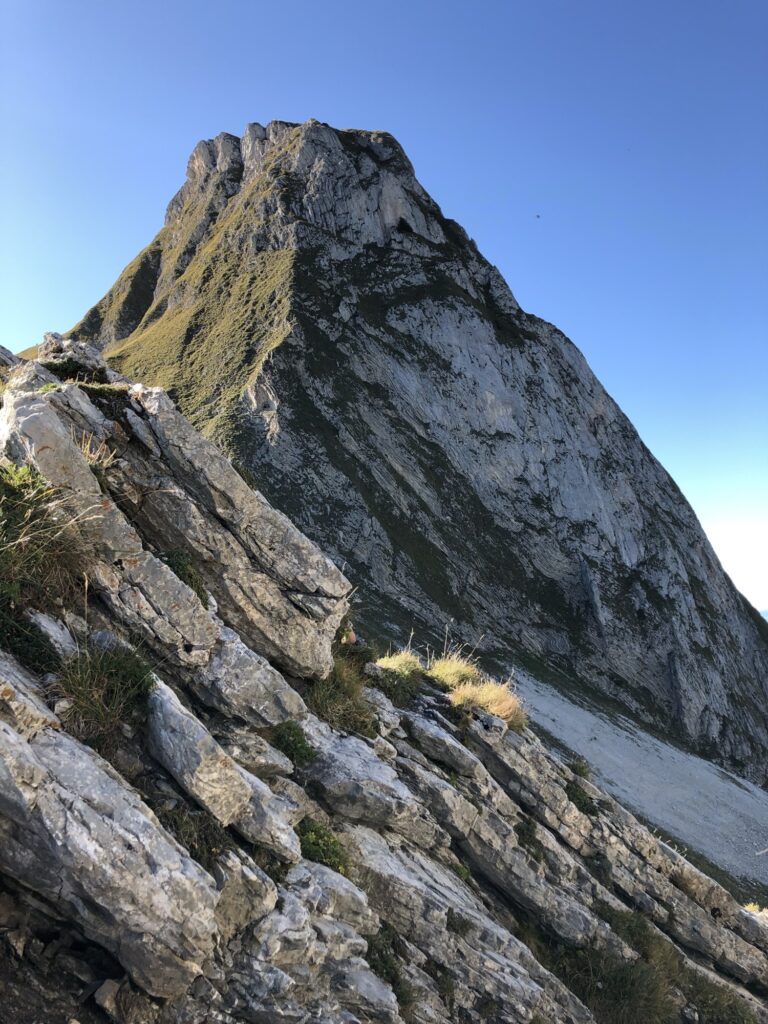 Dominanter Kalkgipfel im Naturpark Gantrisch auf der anspruchsvollen Route Richtung Morgetepass.