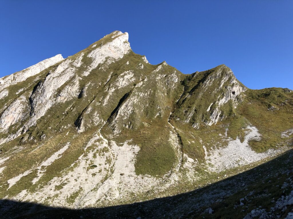 Steile Felsflanken und markante Struktur im Gantrischmassiv – Panorama am Morgetepass.
