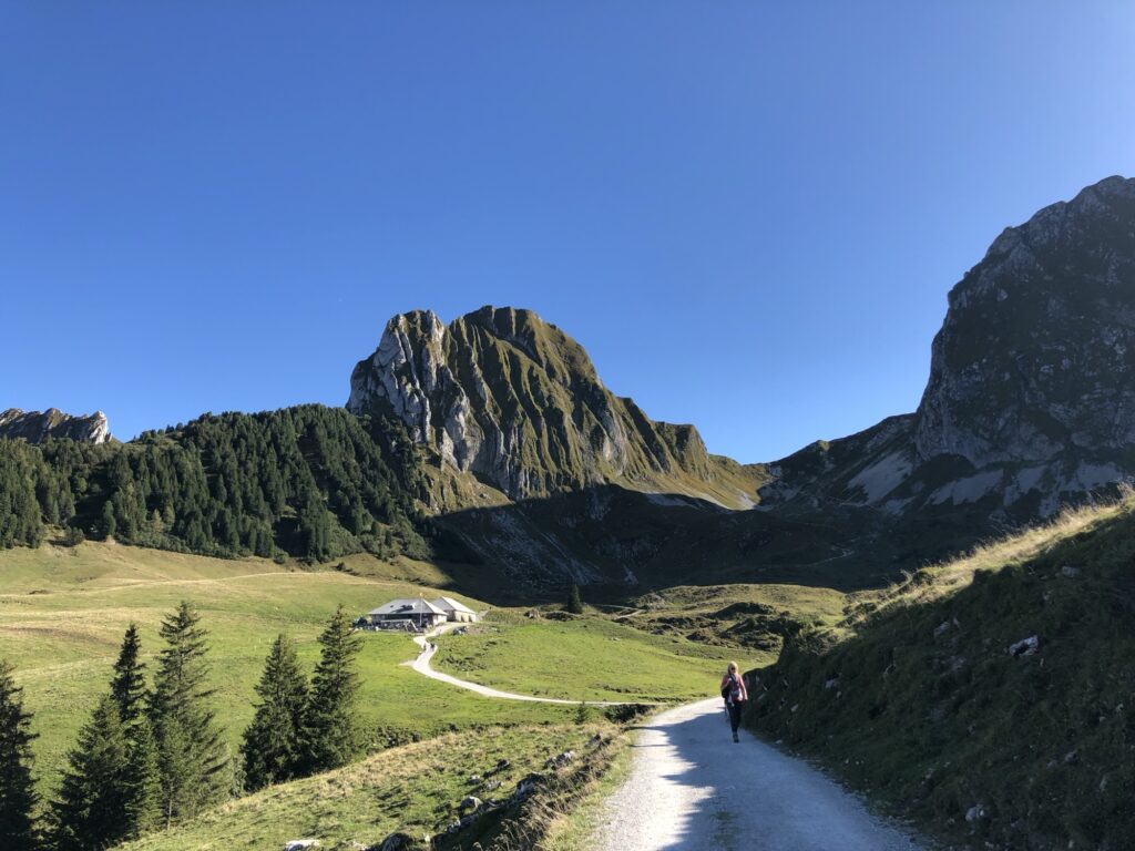 Alpine Landschaft mit Wanderweg und Berghütte im Naturpark Gantrisch auf dem Weg zum Morgetepass.