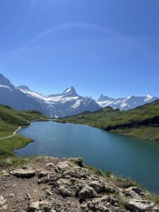 Glitzernder Bachalpsee vor Eiger, Mönch und Jungfrau auf der Wanderung Grindelwald First–Axalp.
