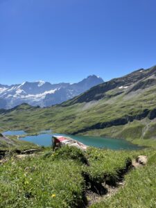 Panorama auf den Bachalpsee und die Bergkette mit Eiger, Mönch und Jungfrau auf der Wanderung Grindelwald First–Axalp.