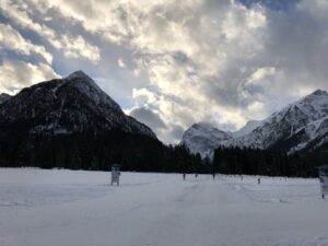 Winterliche Landschaft auf der Tristenaurunde bei Pertisau mit Blick auf die umliegenden Berge.