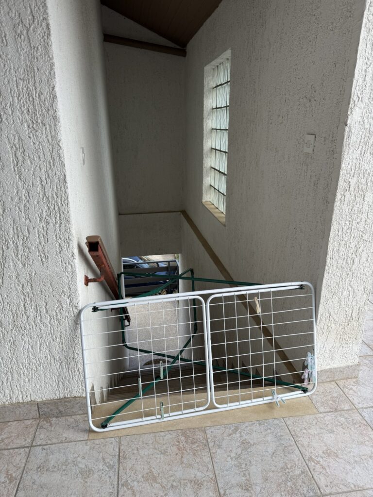 Wäscheständer als improvisiertes Hundegitter zur Sicherung eines Treppenabgangs im Airbnb in Kroatien