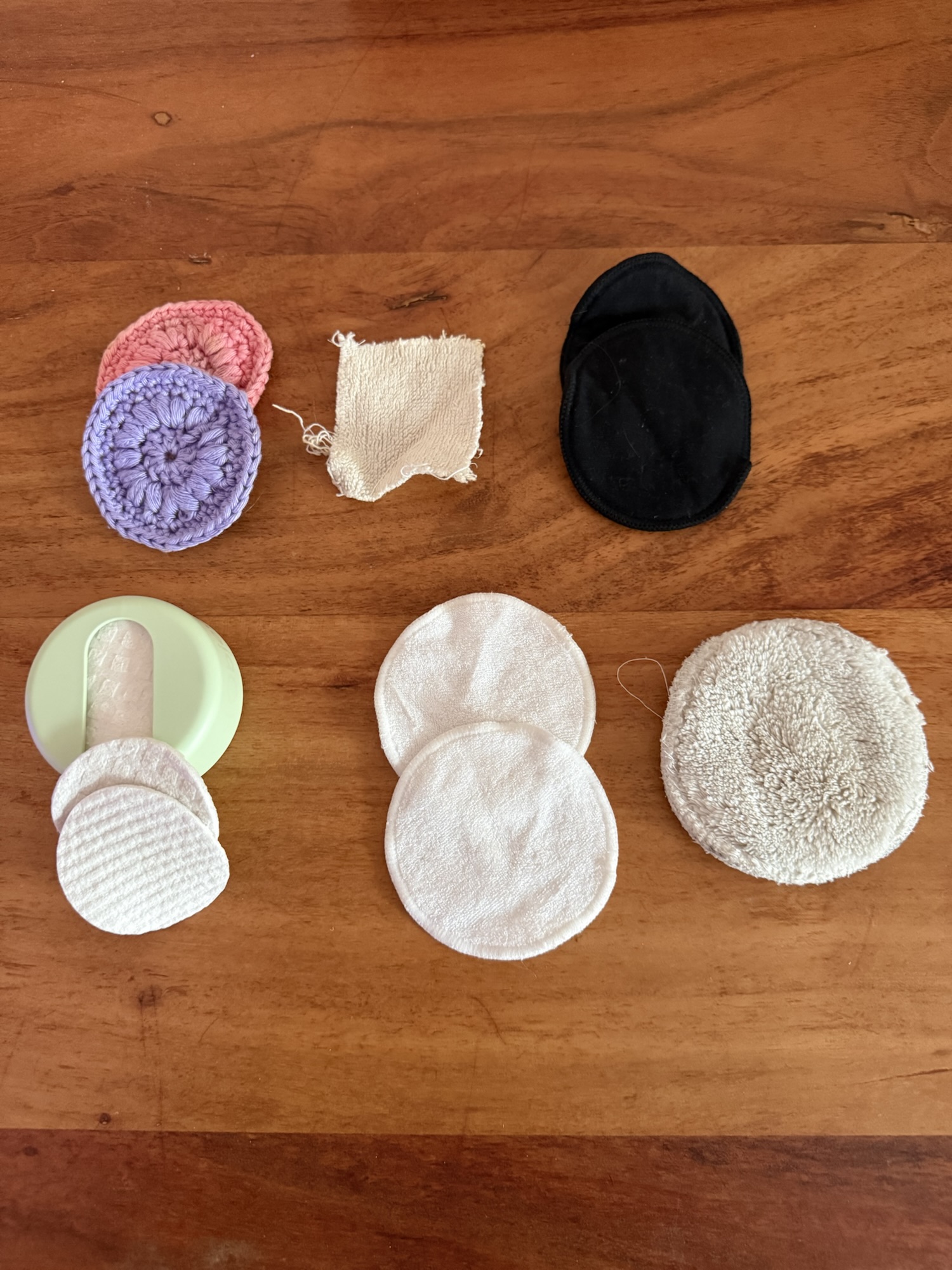 Vergleich verschiedener Abschminkpads aus Stoff und Baumwolle in unterschiedlichen Formen und Materialien