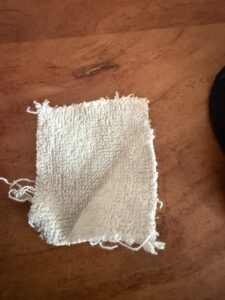 Kleines Baumwolltuch als wiederverwendbare Alternative zum Abschminken