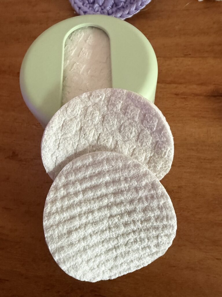 Einweg-Wattepads mit grünem Spender als klassische Abschminklösung