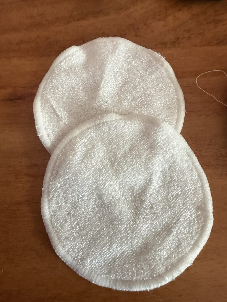 Rundes Abschminkpad aus Frottee als wiederverwendbare Alternative