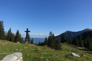 Aussicht beim Mittelpunkt der Schweiz auf der Älggialp mit Holzkreuz und Bergpanorama