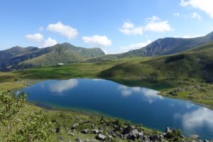 Seefeldsee auf der Älggialp mit Bergpanorama und Spiegelung im Wasser