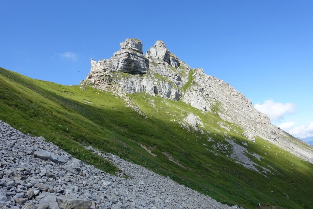 Alpines Gelände und steiniger Hang auf dem Wanderweg zum Abgschütz