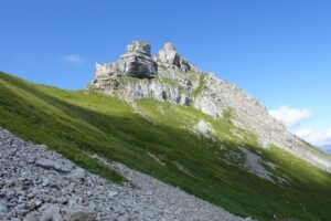 Alpines Gelände und steiniger Hang auf dem Wanderweg zum Abgschütz