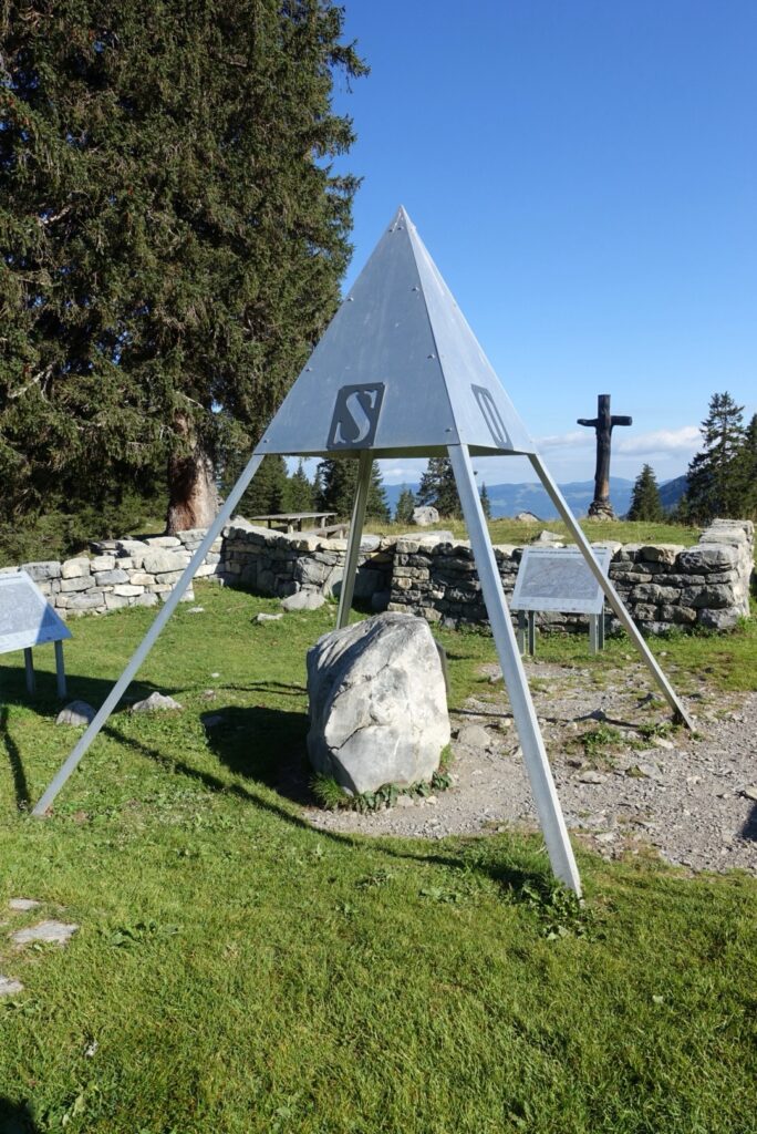 Geografischer Mittelpunkt der Schweiz auf der Älggialp mit Triangulationspunkt in Obwalden
